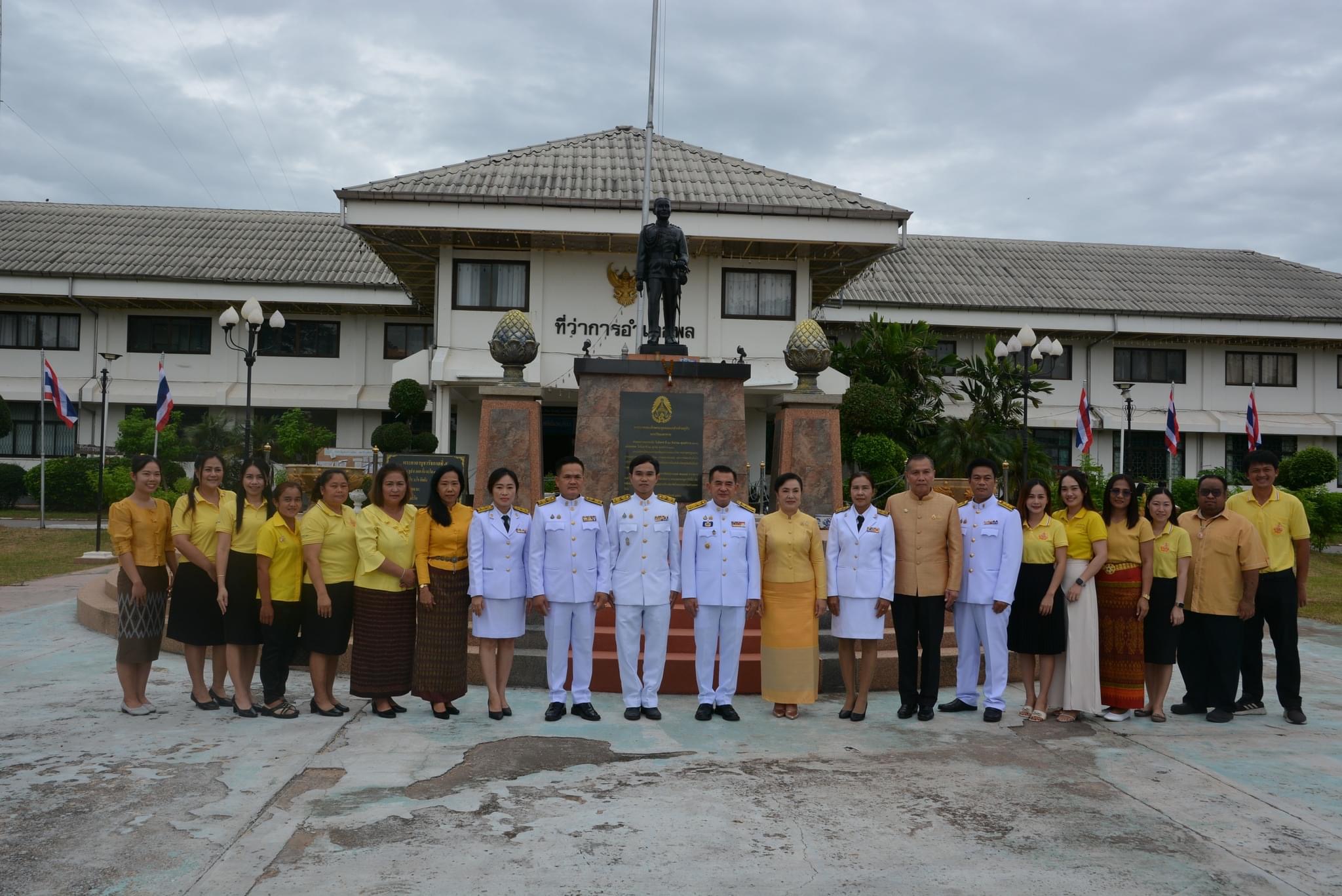 พิธีทำบุญตักบาตรถวายเป็นพระราชกุศลแด่พระบาทสม